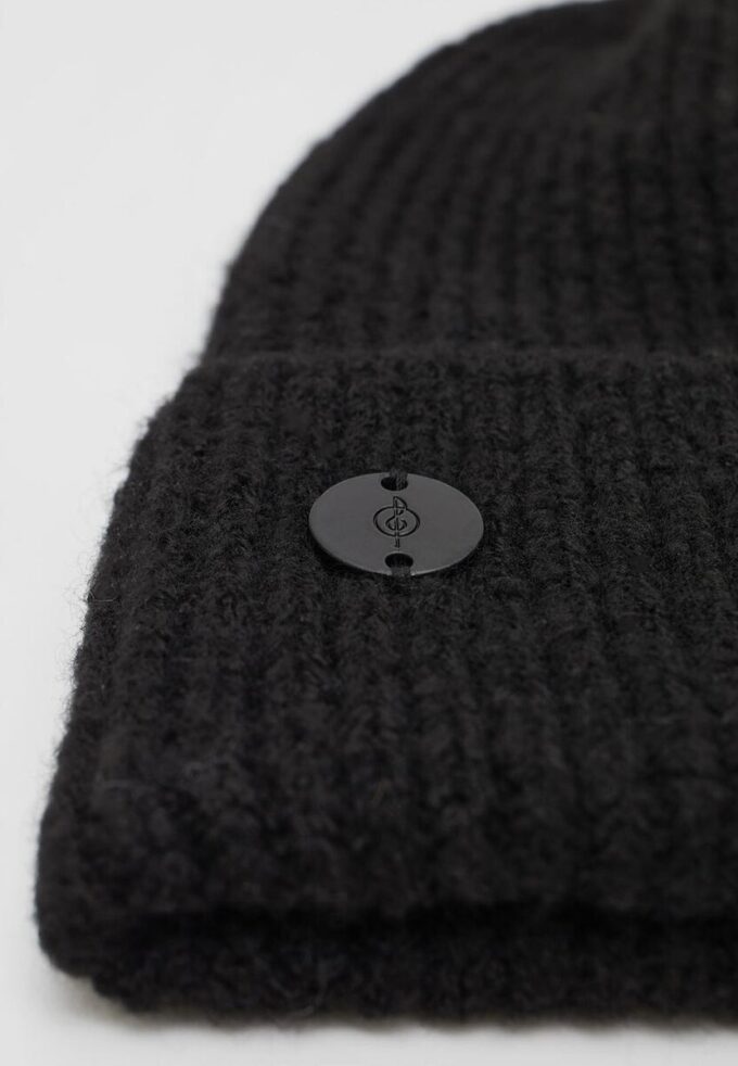 Gorro de punto acanalado con placa