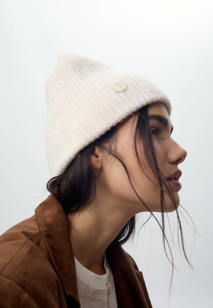 Gorro de punto acanalado con placa