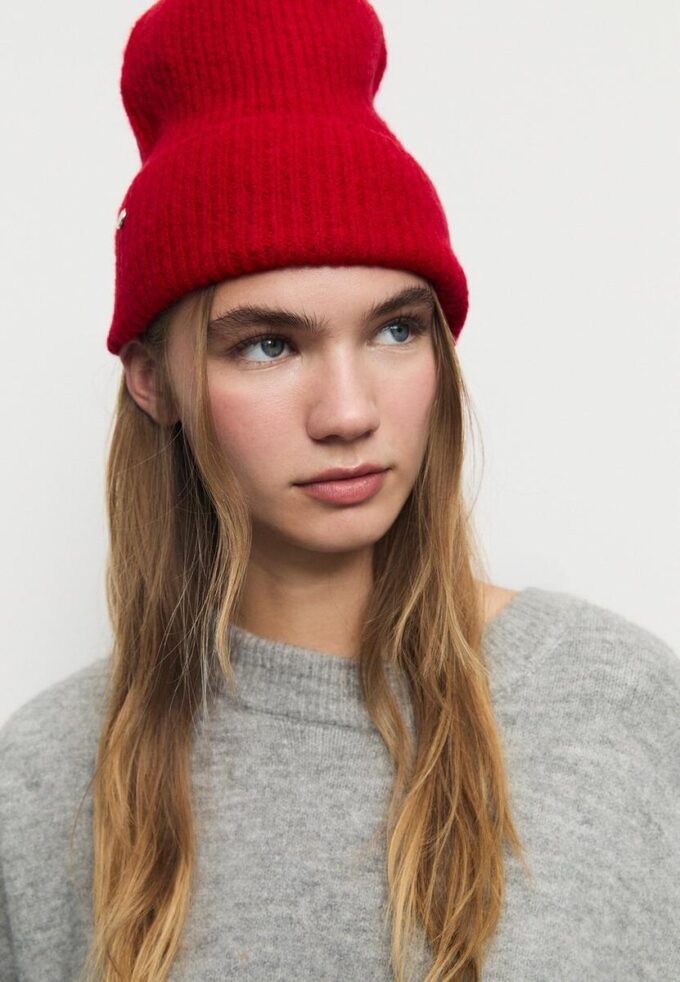 Gorro de punto acanalado con placa