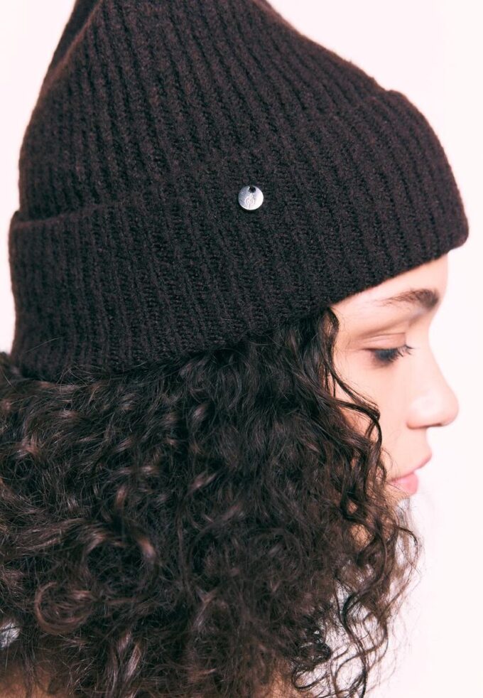 Gorro de punto acanalado con placa