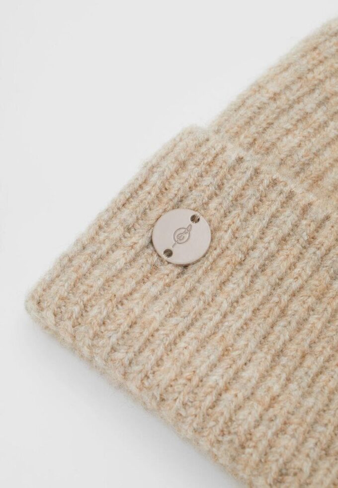 Gorro de punto acanalado con placa