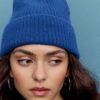 Gorro de punto acanalado con placa