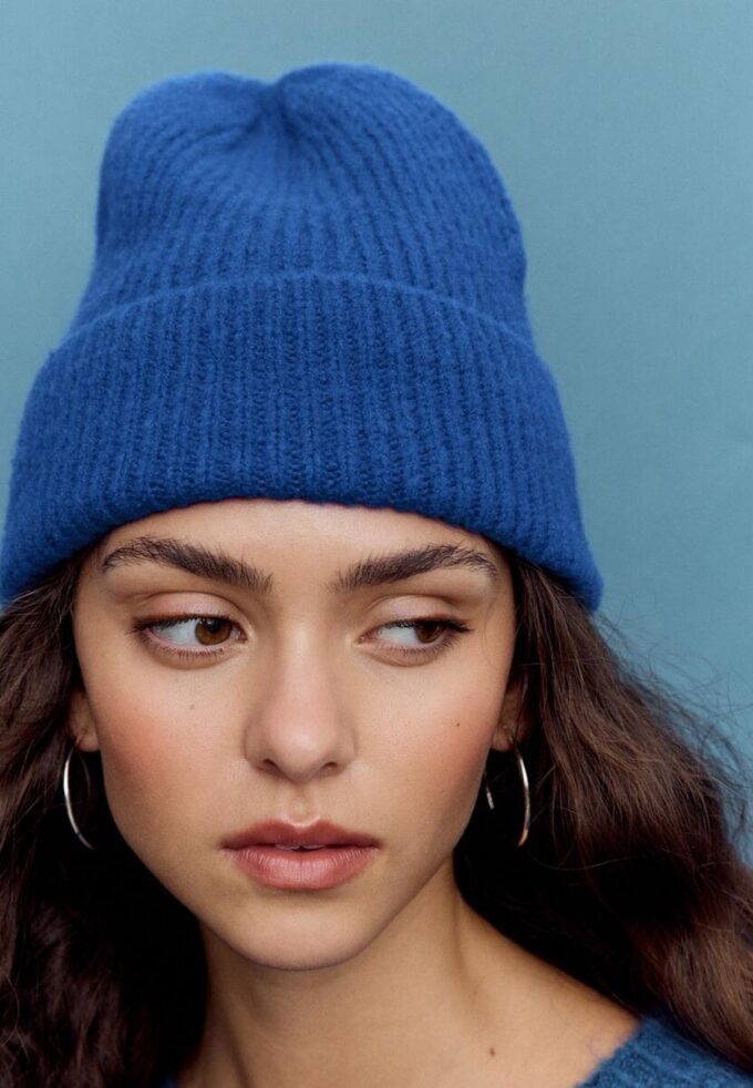 Gorro de punto acanalado con placa