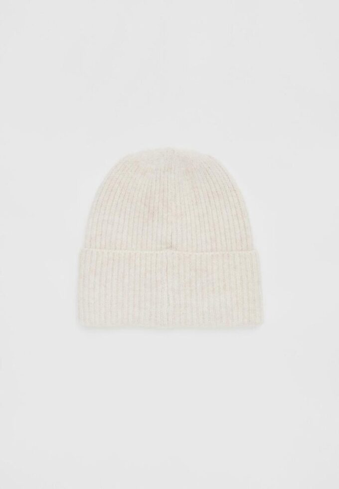 Gorro de punto acanalado con placa