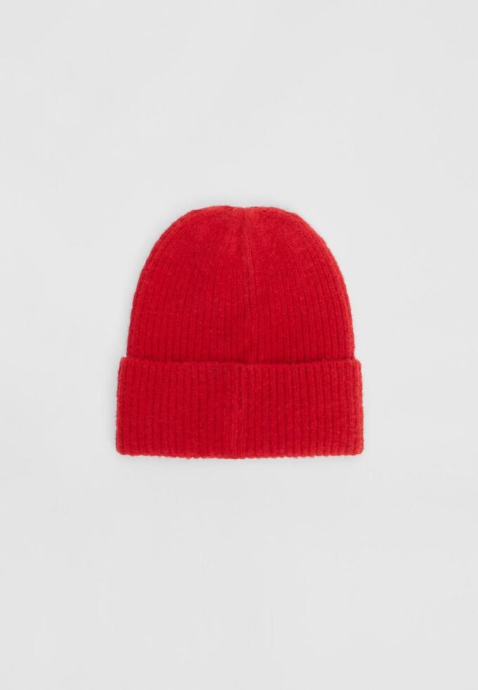 Gorro de punto acanalado con placa