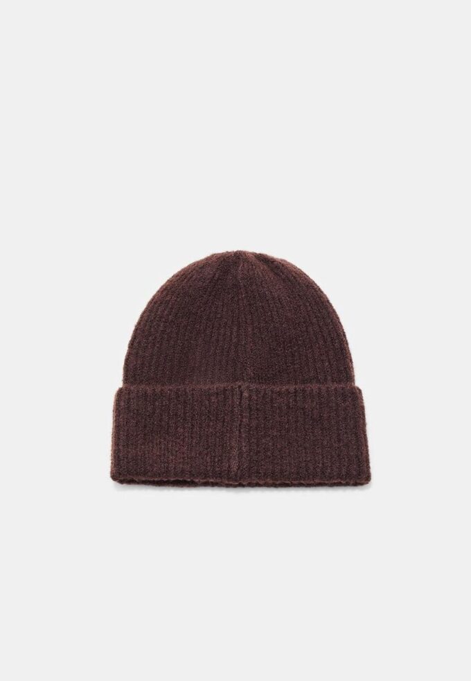 Gorro de punto acanalado con placa