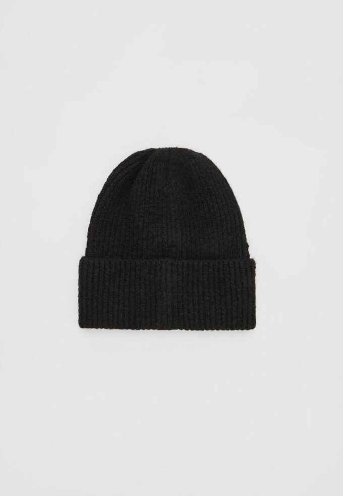 Gorro de punto acanalado con placa