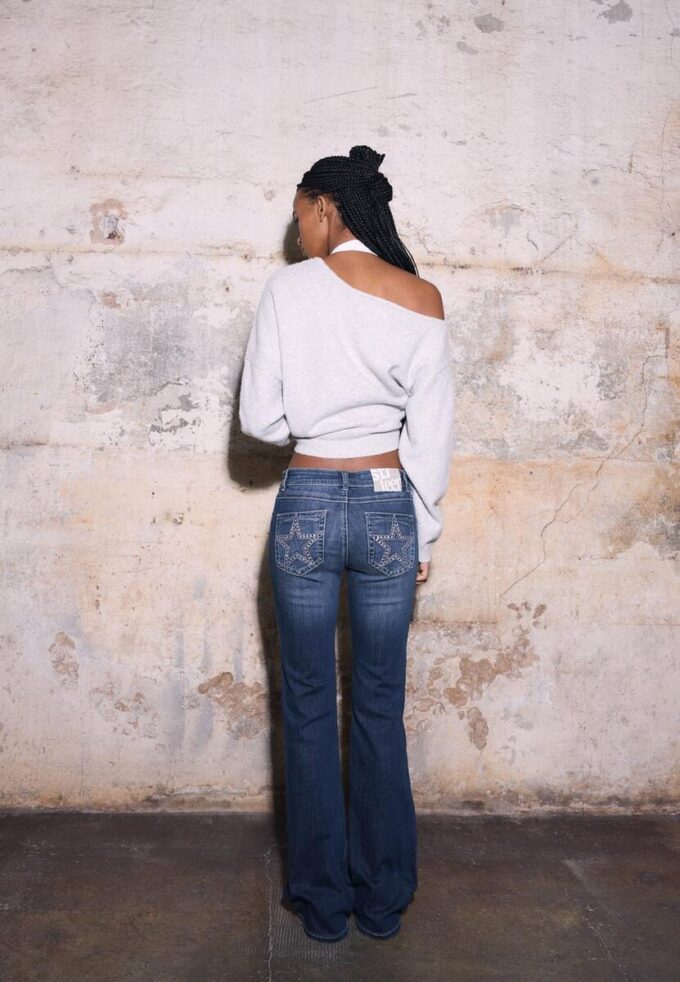 Jeans acampanados con bolsillos bordados Jeans acampanados con bolsillos bordados