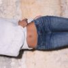 Jeans acampanados con bolsillos bordados Jeans acampanados con bolsillos bordados