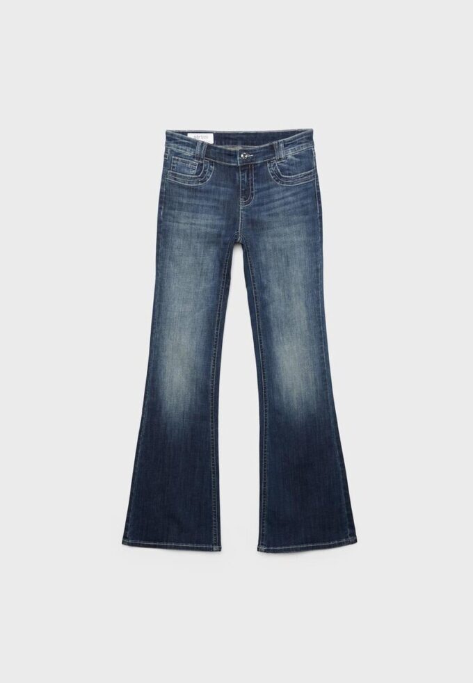 Jeans acampanados con bolsillos bordados Jeans acampanados con bolsillos bordados