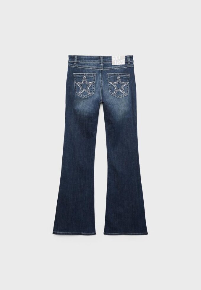 Jeans acampanados con bolsillos bordados Jeans acampanados con bolsillos bordados