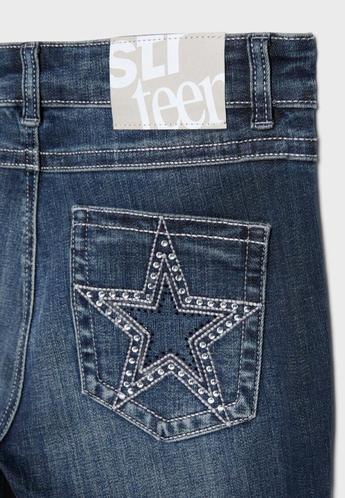 Jeans acampanados con bolsillos bordados Jeans acampanados con bolsillos bordados