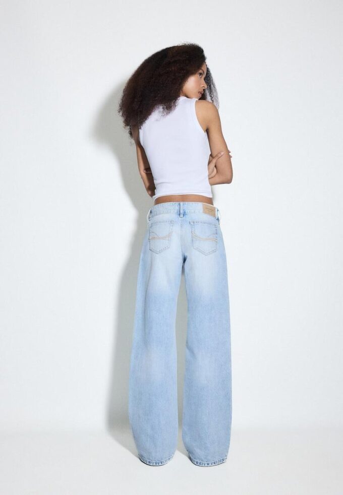 Jeans de cintura baja y pierna recta con presillas Jeans de cintura baja y pierna recta con presillas
