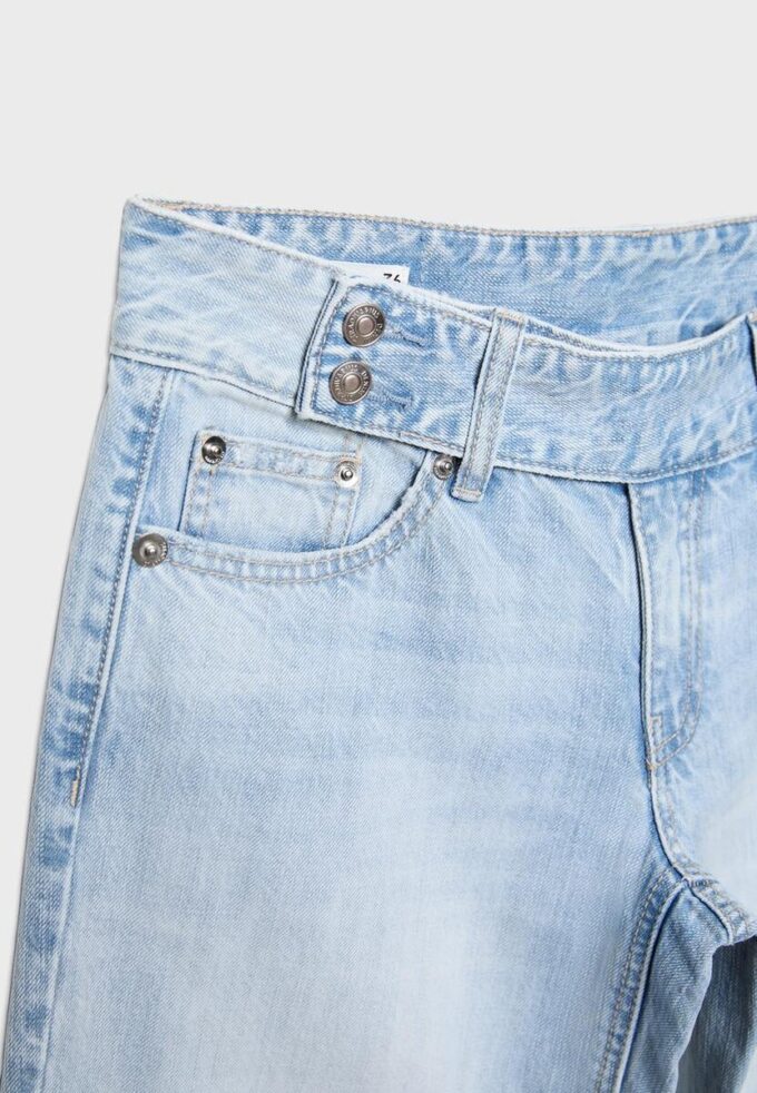 Jeans de cintura baja y pierna recta con presillas Jeans de cintura baja y pierna recta con presillas