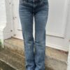 Jeans de corte acampanado y cintura baja Jeans de corte acampanado y cintura baja