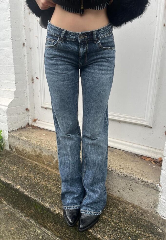 Jeans de corte acampanado y cintura baja Jeans de corte acampanado y cintura baja