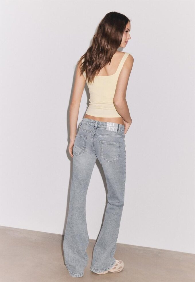 Jeans de corte acampanado y cintura baja Jeans de corte acampanado y cintura baja
