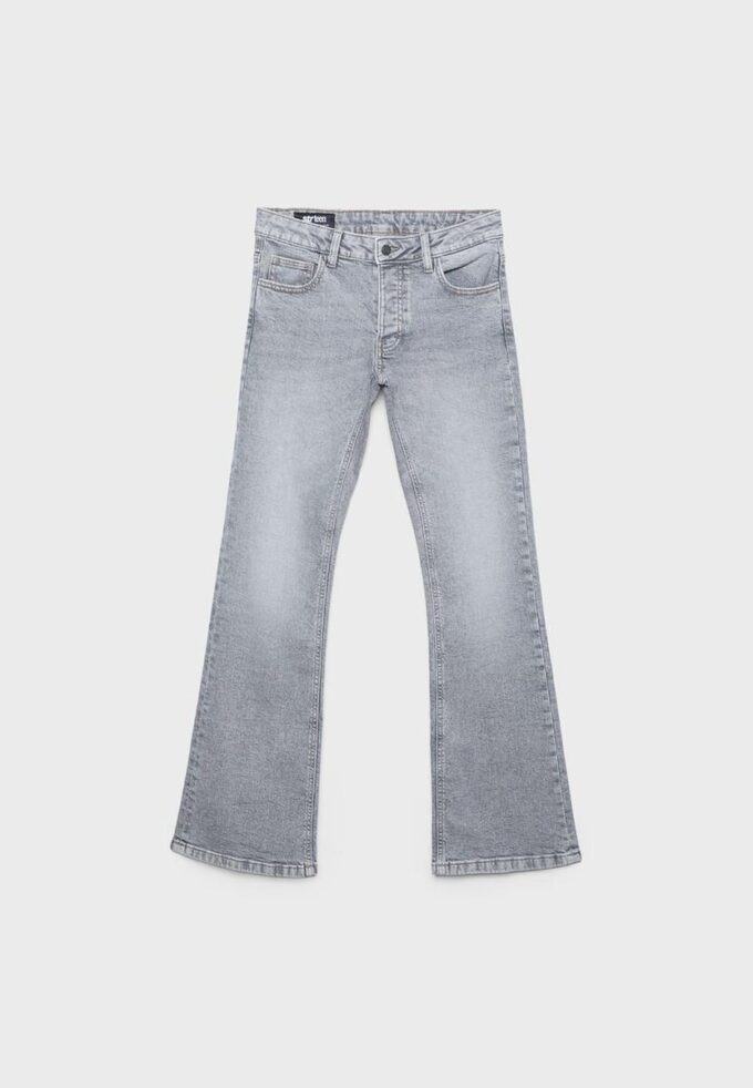 Jeans de corte acampanado y cintura baja Jeans de corte acampanado y cintura baja