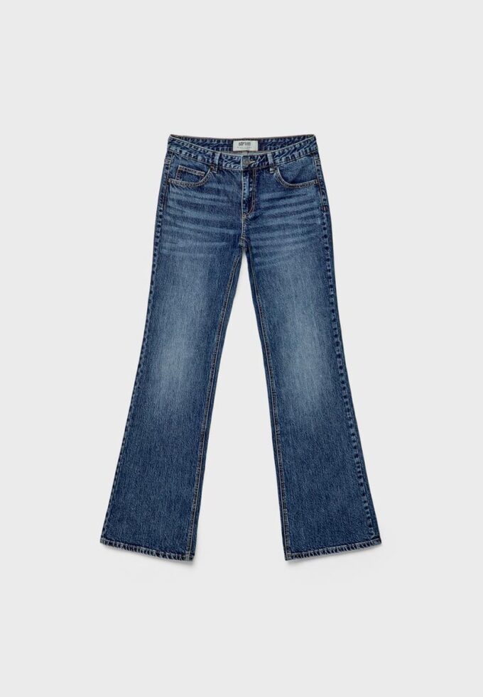 Jeans de corte acampanado y cintura baja Jeans de corte acampanado y cintura baja