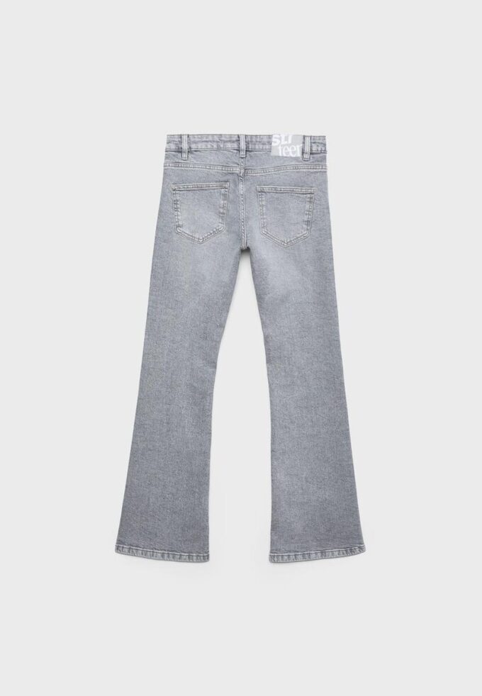 Jeans de corte acampanado y cintura baja Jeans de corte acampanado y cintura baja