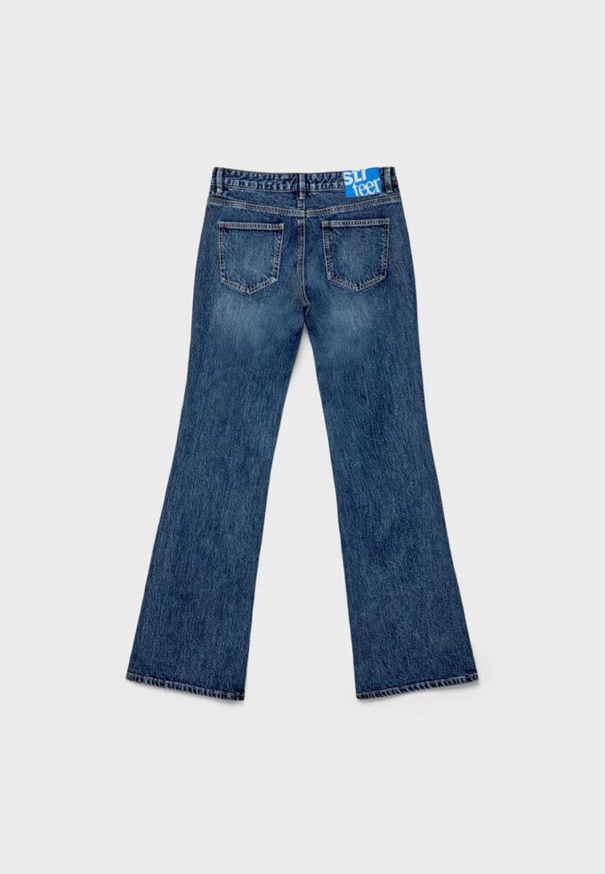 Jeans de corte acampanado y cintura baja Jeans de corte acampanado y cintura baja