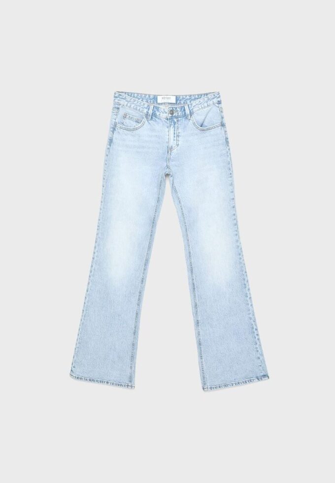 Jeans de corte acampanado y cintura baja Jeans de corte acampanado y cintura baja