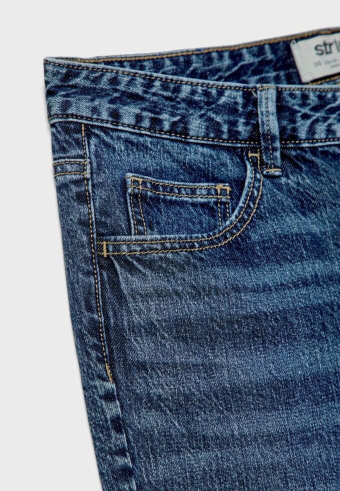 Jeans de corte acampanado y cintura baja Jeans de corte acampanado y cintura baja