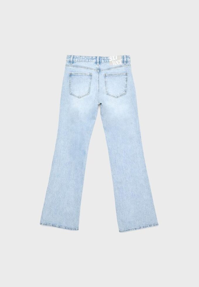 Jeans de corte acampanado y cintura baja Jeans de corte acampanado y cintura baja