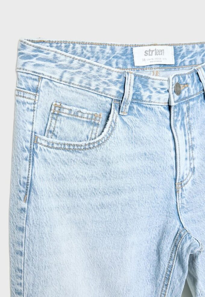 Jeans de corte acampanado y cintura baja Jeans de corte acampanado y cintura baja