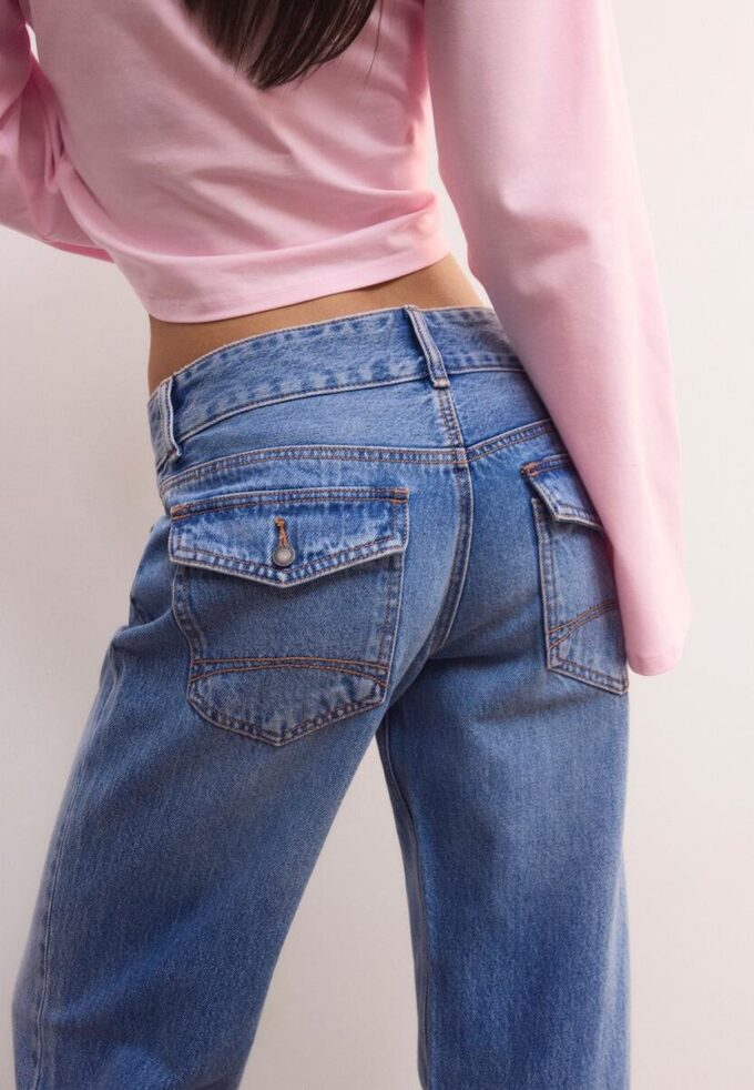 Jeans de pierna recta con doble botón metálico Jeans de pierna recta con doble botón metálico