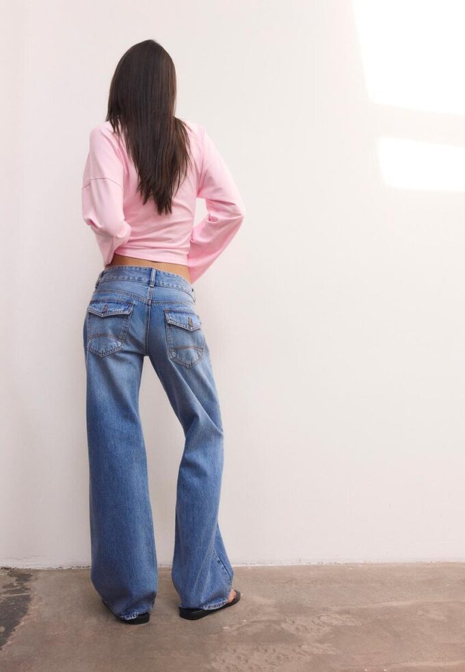 Jeans de pierna recta con doble botón metálico Jeans de pierna recta con doble botón metálico