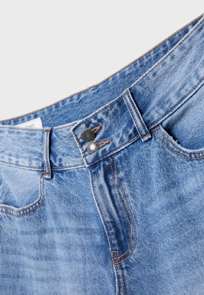 Jeans de pierna recta con doble botón metálico Jeans de pierna recta con doble botón metálico