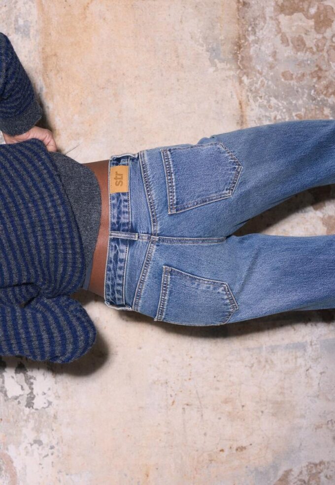 Jeans de talle bajo y corte recto Jeans de talle bajo y corte recto