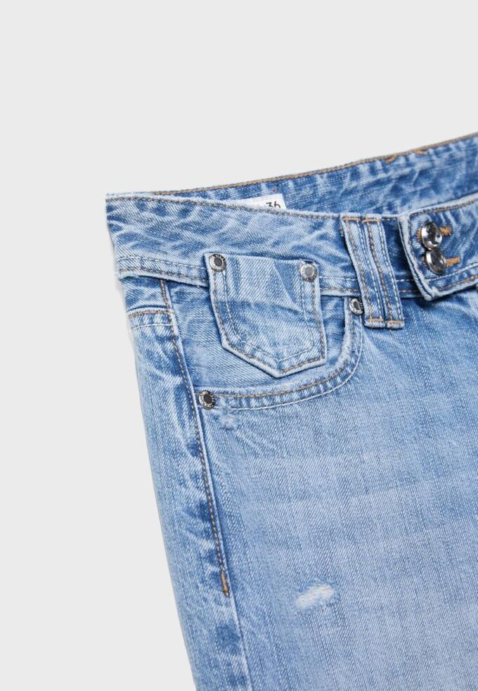 Jeans de talle bajo y pierna Wide Leg con botón de joya Jeans de talle bajo y pierna Wide Leg con botón de joya