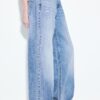 Jeans de talle bajo y pierna Wide Leg con botón de joya Jeans de talle bajo y pierna Wide Leg con botón de joya