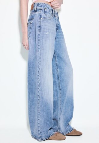 Jeans de talle bajo y pierna Wide Leg con botón de joya