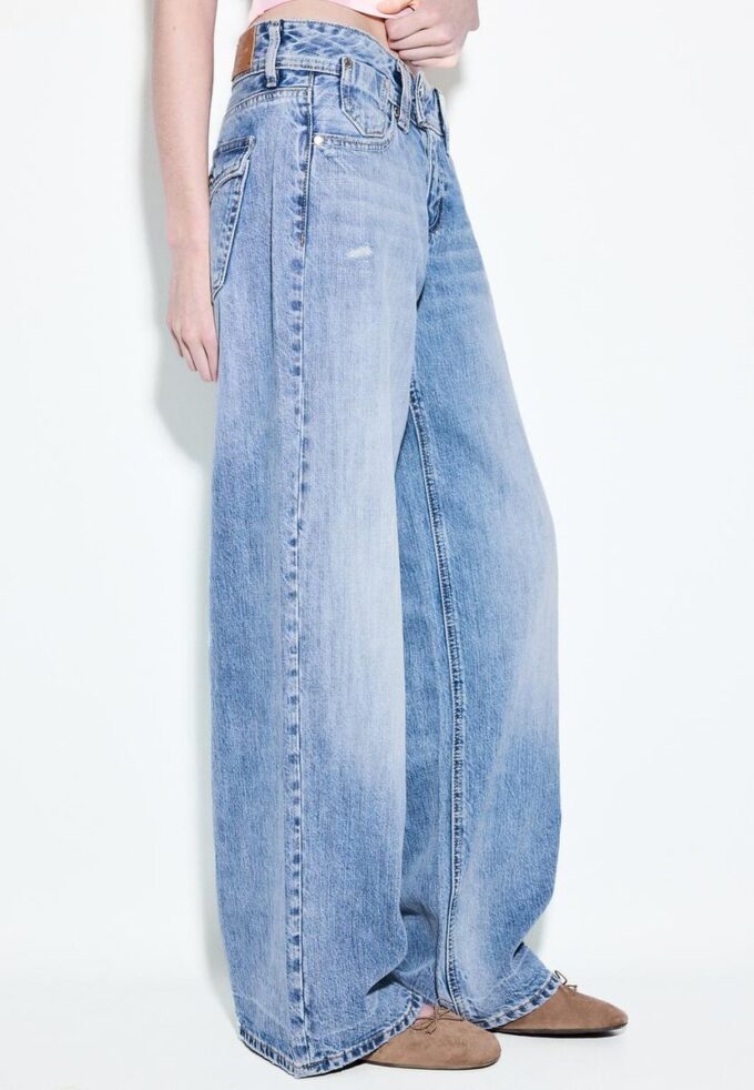 Jeans de talle bajo y pierna Wide Leg con botón de joya Jeans de talle bajo y pierna Wide Leg con botón de joya