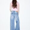 Jeans de talle bajo y pierna Wide Leg con botón de joya Jeans de talle bajo y pierna Wide Leg con botón de joya