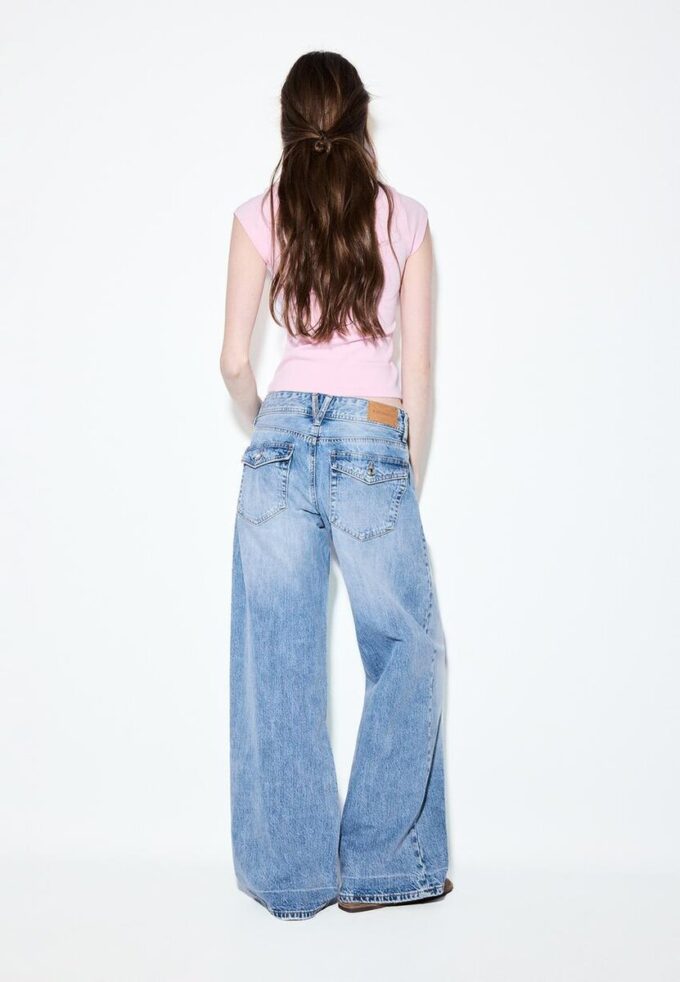 Jeans de talle bajo y pierna Wide Leg con botón de joya Jeans de talle bajo y pierna Wide Leg con botón de joya