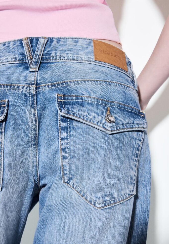 Jeans de talle bajo y pierna Wide Leg con botón de joya Jeans de talle bajo y pierna Wide Leg con botón de joya