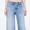 Jeans de talle bajo y pierna Wide Leg con botón de joya Jeans de talle bajo y pierna Wide Leg con botón de joya