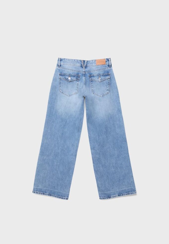 Jeans de talle bajo y pierna Wide Leg con botón de joya Jeans de talle bajo y pierna Wide Leg con botón de joya