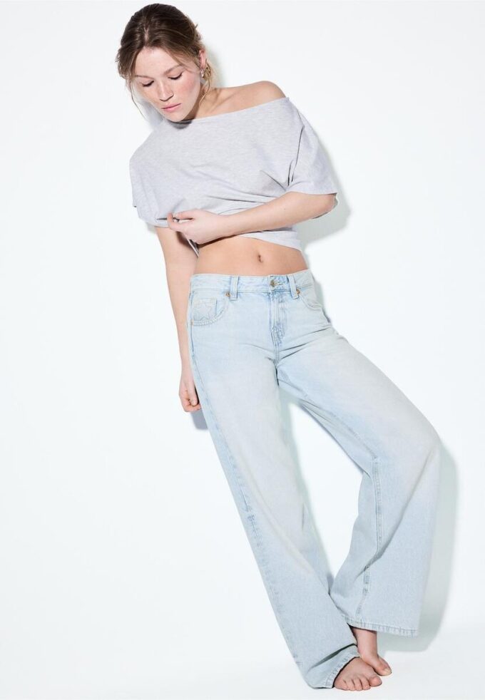 Jeans de talle bajo y pierna Wide Leg con detalle de estrella Jeans de talle bajo y pierna Wide Leg con detalle de estrella