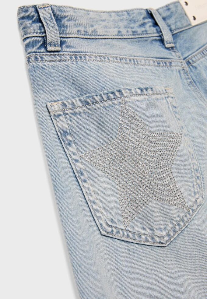 Jeans de talle bajo y pierna Wide Leg con detalle de estrella Jeans de talle bajo y pierna Wide Leg con detalle de estrella