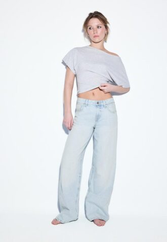Jeans de talle bajo y pierna Wide Leg con detalle de estrella