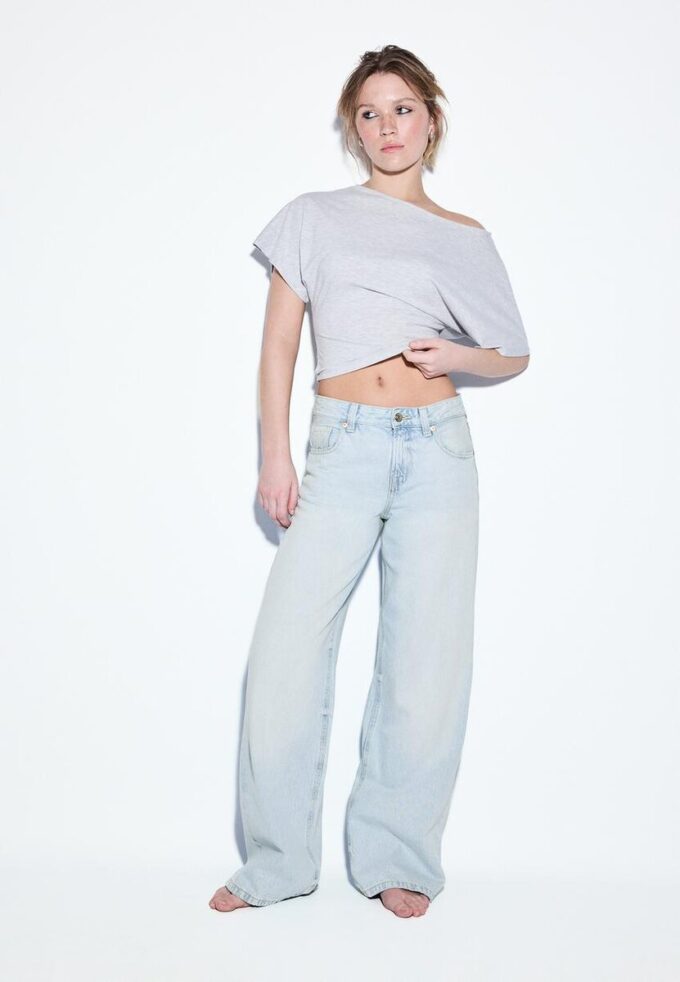 Jeans de talle bajo y pierna Wide Leg con detalle de estrella Jeans de talle bajo y pierna Wide Leg con detalle de estrella