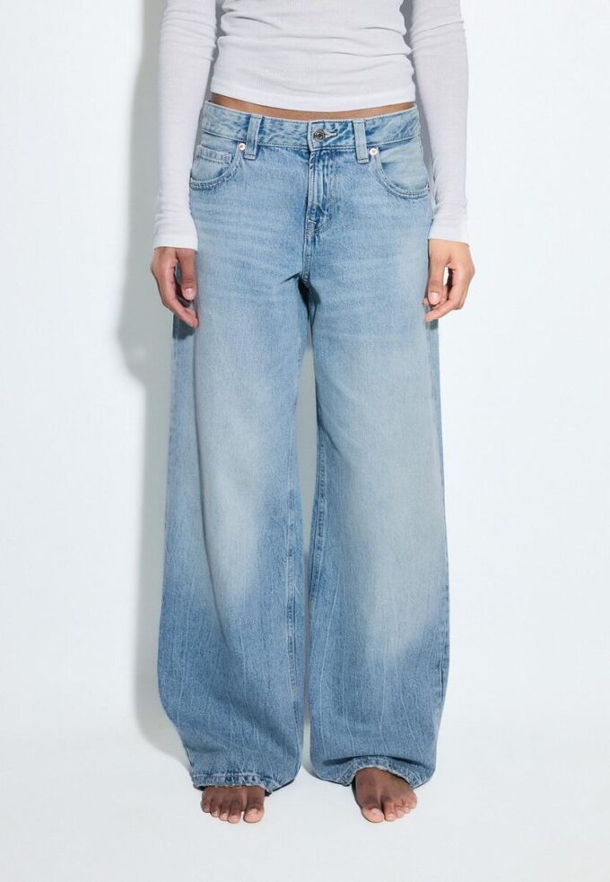 Jeans de talle bajo y pierna Wide Leg con detalle de estrella Jeans de talle bajo y pierna Wide Leg con detalle de estrella