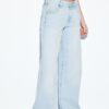 Jeans de talle bajo y pierna Wide Leg con detalle de estrella Jeans de talle bajo y pierna Wide Leg con detalle de estrella