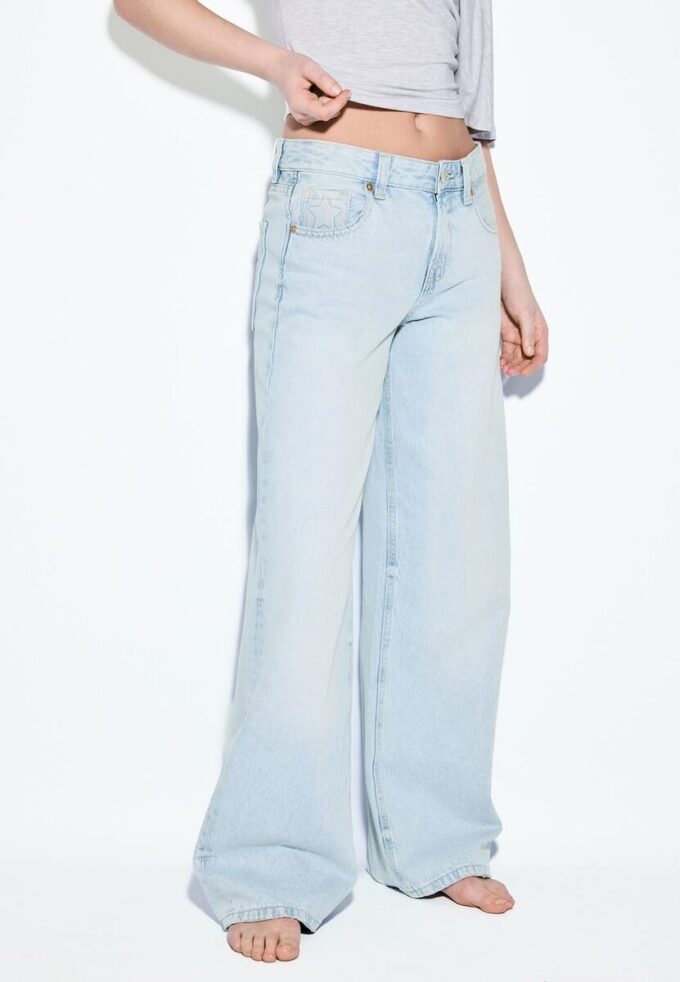 Jeans de talle bajo y pierna Wide Leg con detalle de estrella Jeans de talle bajo y pierna Wide Leg con detalle de estrella