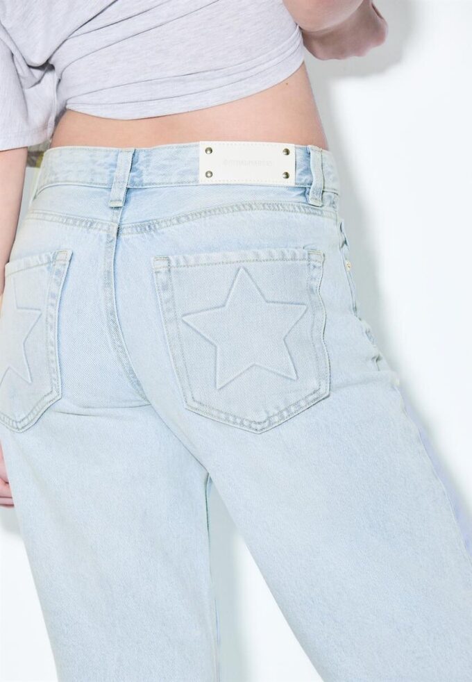 Jeans de talle bajo y pierna Wide Leg con detalle de estrella Jeans de talle bajo y pierna Wide Leg con detalle de estrella